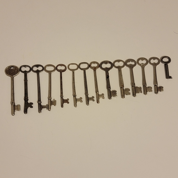 Vintage Lot Of 14 Old Antique Skeleton Keys 13 Solid Barrel / 1 Hollow - 6 Sizes - Picture 16 of 16